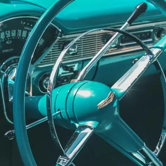 Interior turquesa de un coche americano de los años 50